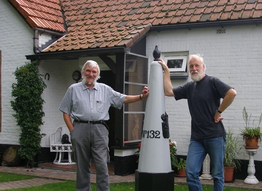 Ik ben Frans Meeus en een van mijn hobby's is grenspalen zoeken, fotograferen en af en toe een replica maken. Hier sta ik links op de foto met mijn vaste metgezel bij het grenspaal wandelen, Aafko Tuin. Het is een hobby met verschillende facetten, wandelen in de natuur, fotograferen en ook wat geschiedenis uitpluizen van het hoe, waarom, waar en wanneer.
Ook de natuur, relicten uit het verleden en beeldhouwen liggen binnen mijn interessesfeer.